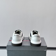 👟Prada男士休闲运动鞋,采用皮革,透气又耐穿!鞋舌和侧面有经典三角Logo,品牌感满满✨。厚底设计, 👟Prada男士休闲运动鞋,采用皮革,透气又耐穿!鞋舌和侧面有经典三角Logo,品牌感满满✨。厚底设计,