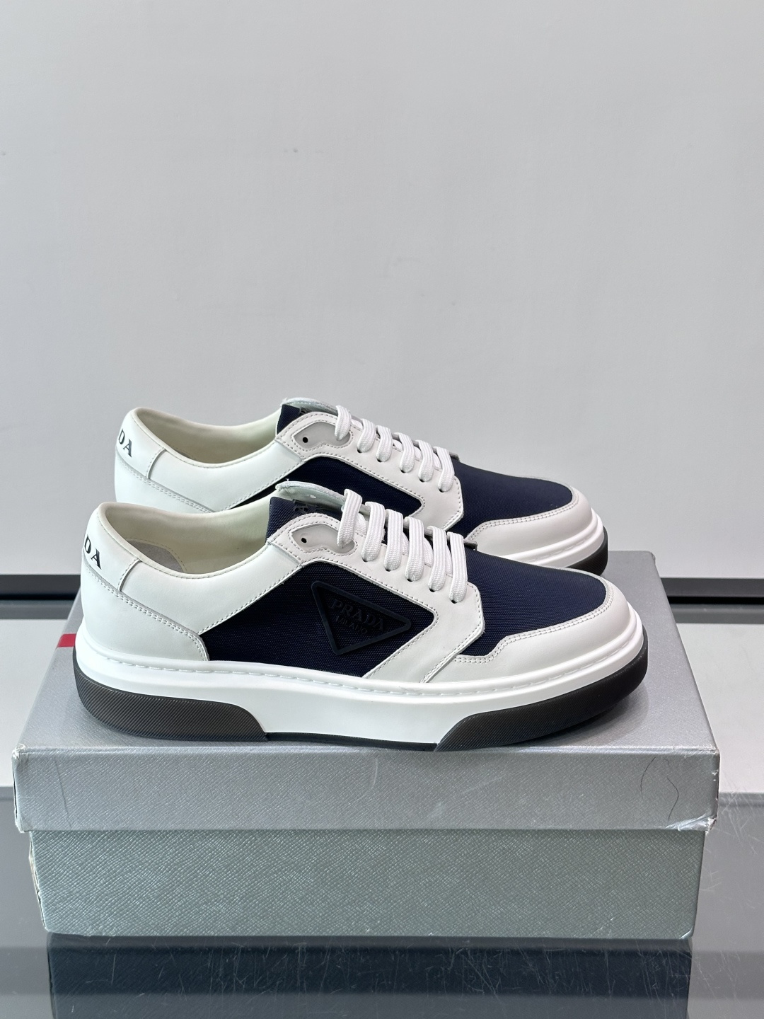 👟Prada男士休闲运动鞋，采用皮革，透气又耐穿！鞋舌和侧面有经典三角Logo，品牌感满满✨。厚底设计，