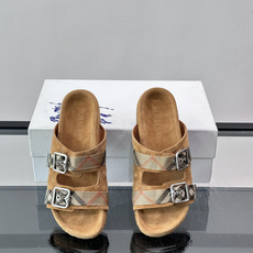 ✨Burberry双扣格纹拖鞋,经典苏格兰格纹织带+金属双扣,复古又时髦!鞋底是柔软麂皮,穿着超舒适,日 ✨Burberry双扣格纹拖鞋,经典苏格兰格纹织带+金属双扣,复古又时髦!鞋底是柔软麂皮,穿着超舒适,日