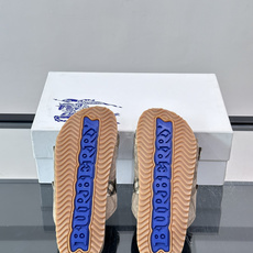 ✨Burberry双扣格纹拖鞋,经典苏格兰格纹织带+金属双扣,复古又时髦!鞋底是柔软麂皮,穿着超舒适,日 ✨Burberry双扣格纹拖鞋,经典苏格兰格纹织带+金属双扣,复古又时髦!鞋底是柔软麂皮,穿着超舒适,日