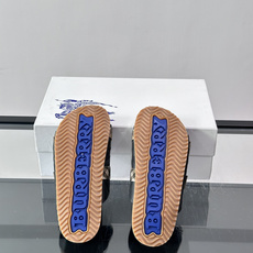 ✨Burberry双扣格纹拖鞋,经典苏格兰格纹织带+金属双扣,复古又时髦!鞋底是柔软麂皮,穿着超舒适,日 ✨Burberry双扣格纹拖鞋,经典苏格兰格纹织带+金属双扣,复古又时髦!鞋底是柔软麂皮,穿着超舒适,日