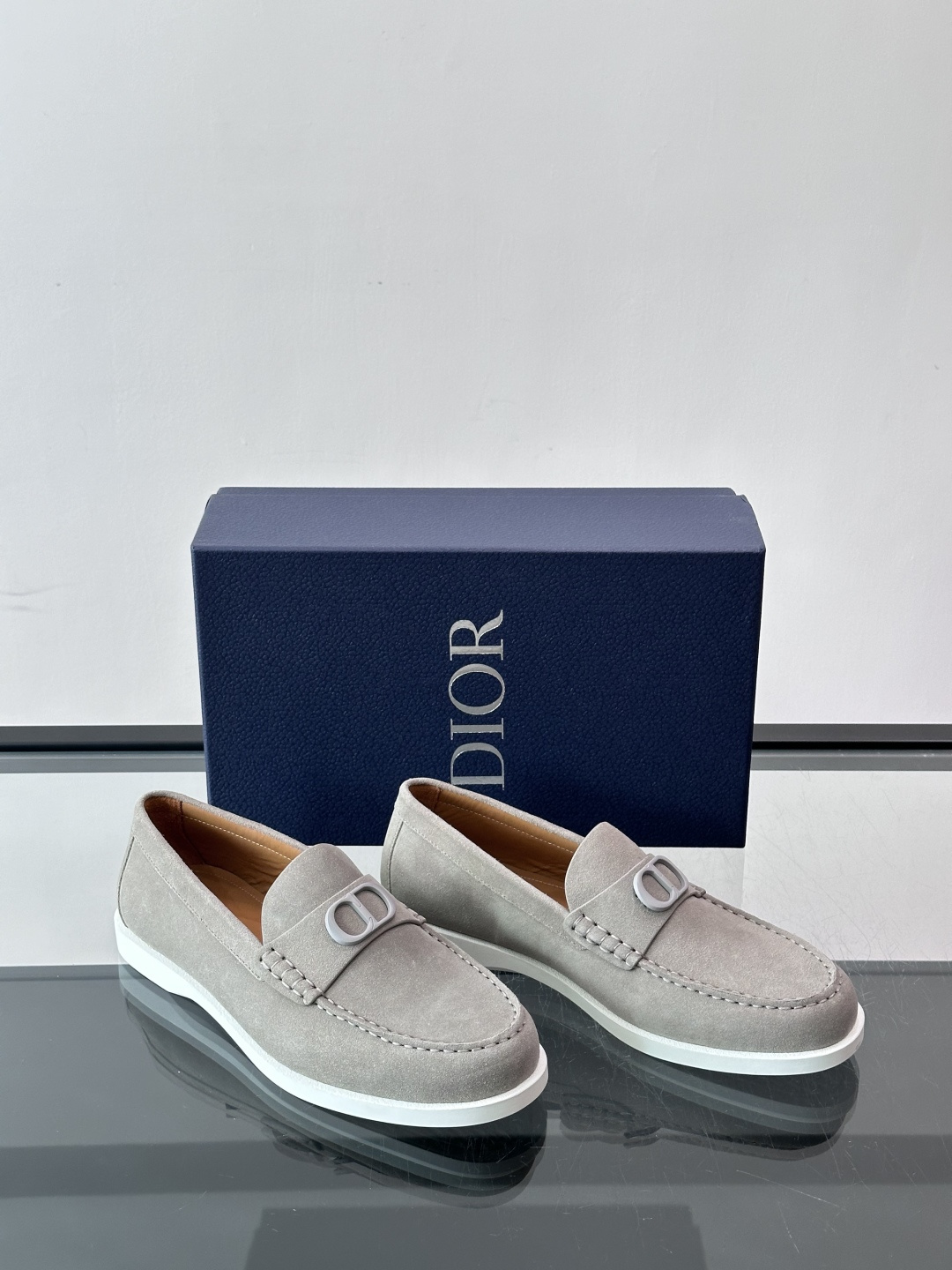 DIOR/迪奥男士休闲皮鞋，采用进口牛皮精心制作，鞋面饰以品牌饰扣装饰，别具一格。皮质质感极好，套穿式一