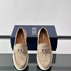 DIOR/迪奥男士休闲皮鞋,采用进口牛皮精心制作,鞋面饰以品牌饰扣装饰,别具一格。皮质质感极好,套穿式一 DIOR/迪奥男士休闲皮鞋,采用进口牛皮精心制作,鞋面饰以品牌饰扣装饰,别具一格。皮质质感极好,套穿式一