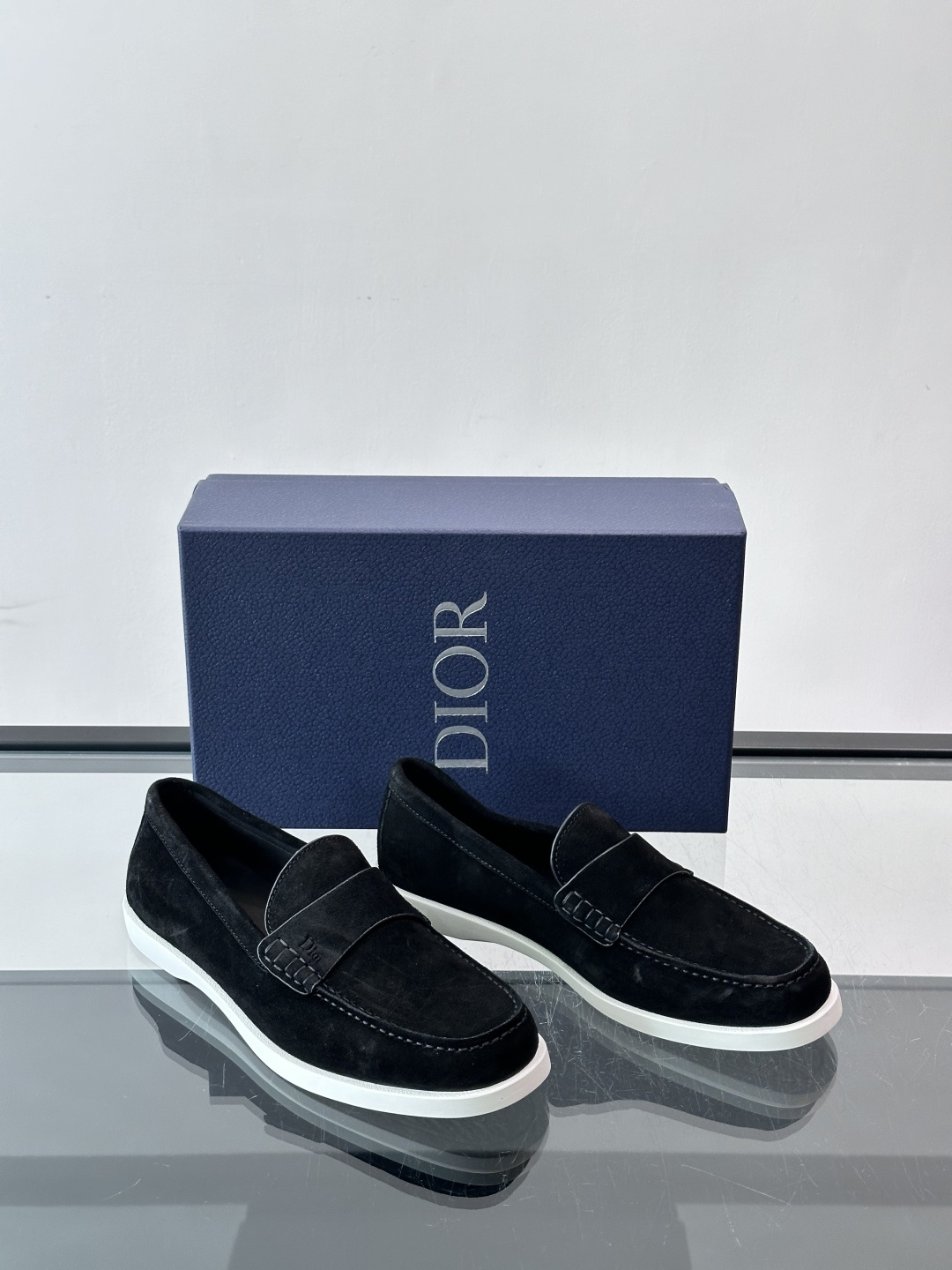 DIOR/迪奥男士休闲皮鞋，采用进口牛皮精心制作，鞋面饰以品牌饰扣装饰，别具一格。皮质质感极好，套穿式一