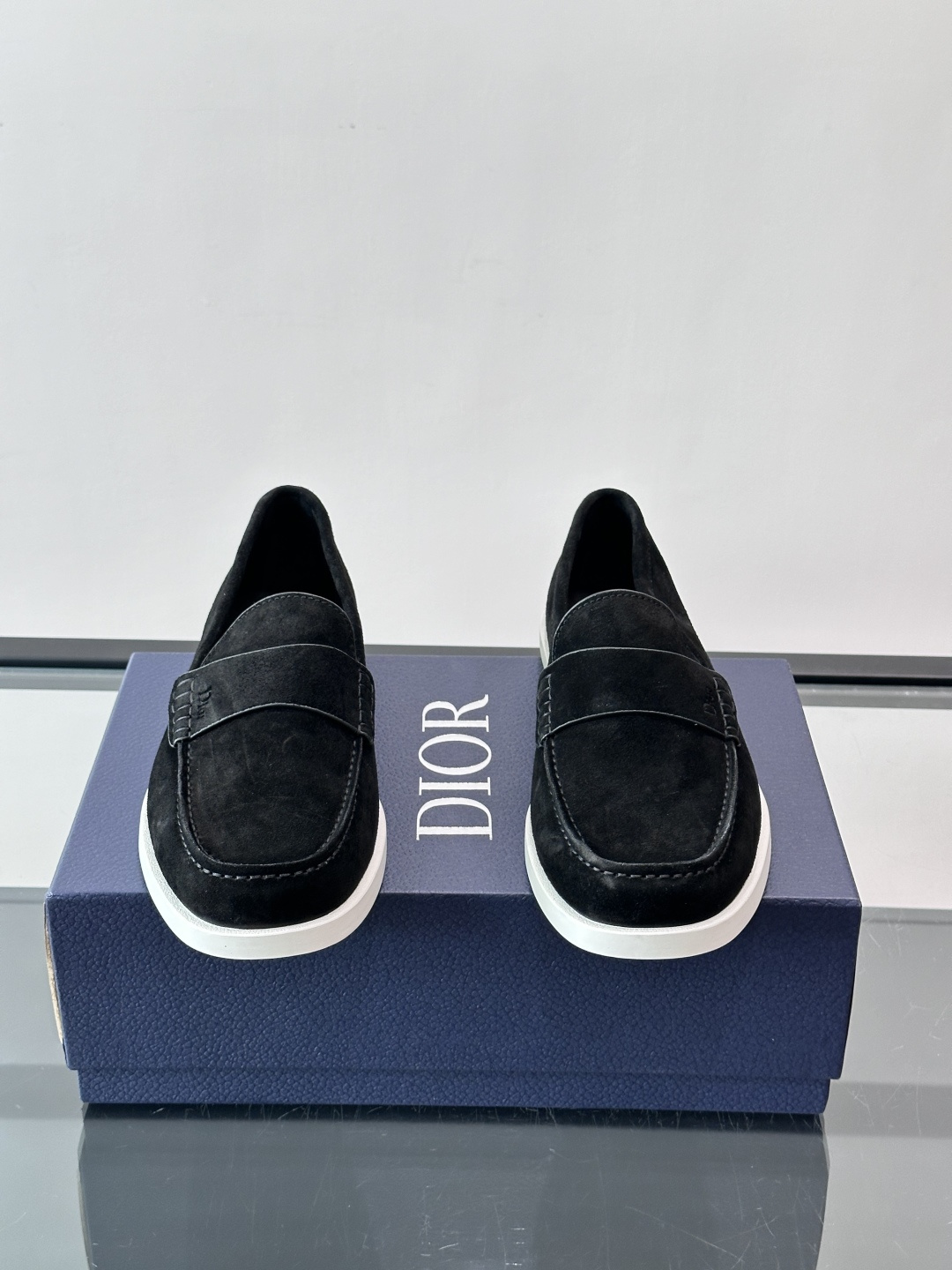 DIOR/迪奥男士休闲皮鞋，采用进口牛皮精心制作，鞋面饰以品牌饰扣装饰，别具一格。皮质质感极好，套穿式一