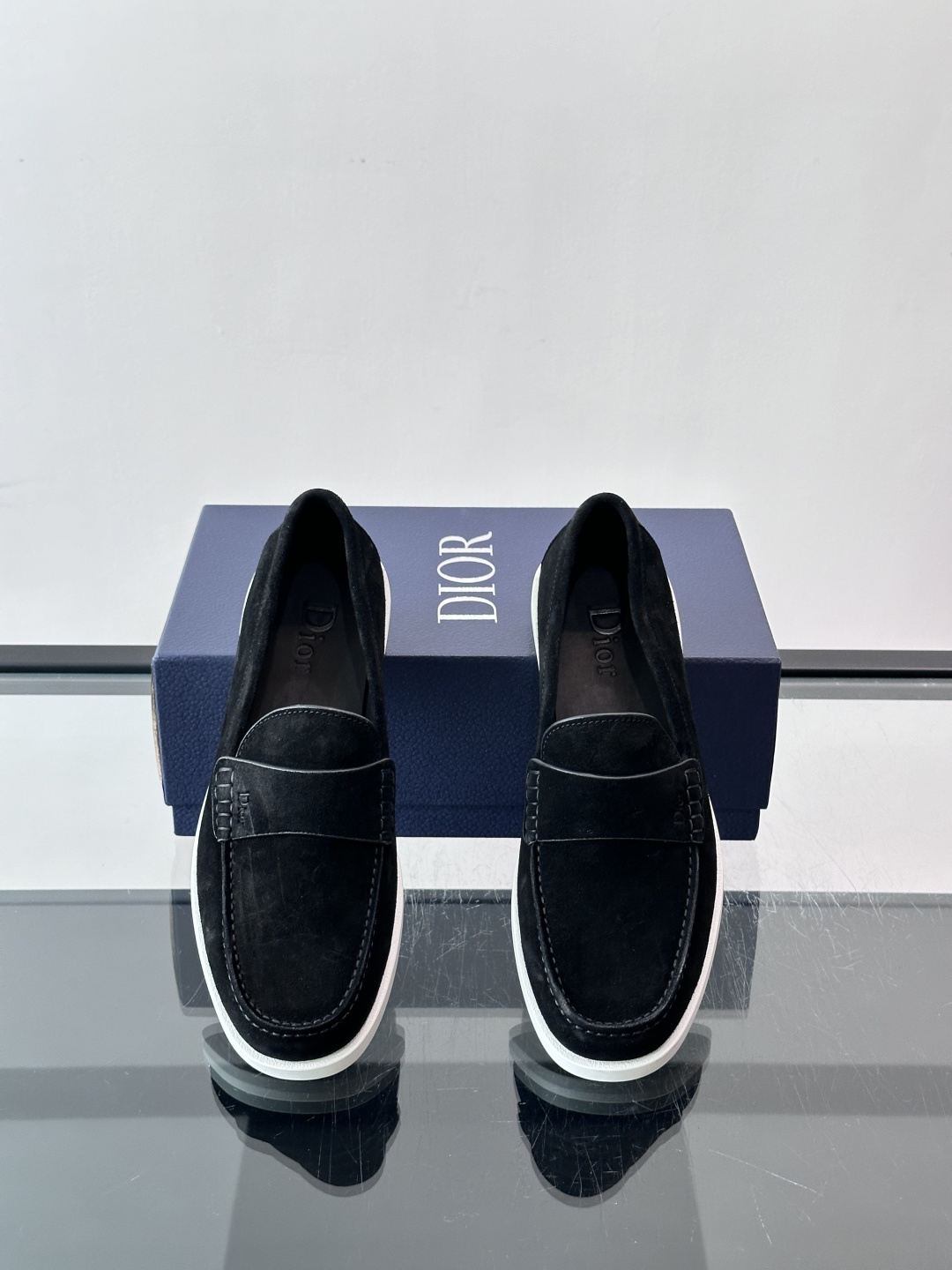 DIOR/迪奥男士休闲皮鞋，采用进口牛皮精心制作，鞋面饰以品牌饰扣装饰，别具一格。皮质质感极好，套穿式一
