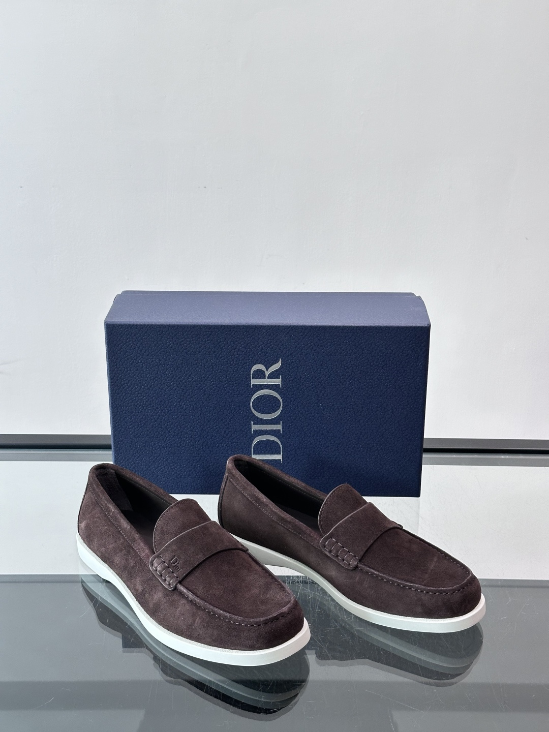 DIOR/迪奥男士休闲皮鞋，采用进口牛皮精心制作，鞋面饰以品牌饰扣装饰，别具一格。皮质质感极好，套穿式一