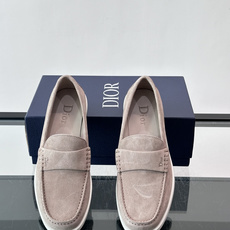 DIOR/迪奥男士休闲皮鞋,采用进口牛皮精心制作,鞋面饰以品牌饰扣装饰,别具一格。皮质质感极好,套穿式一 DIOR/迪奥男士休闲皮鞋,采用进口牛皮精心制作,鞋面饰以品牌饰扣装饰,别具一格。皮质质感极好,套穿式一