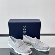 DIOR/迪奥男士休闲皮鞋,采用进口牛皮精心制作,鞋面饰以品牌饰扣装饰,别具一格。皮质质感极好,套穿式一 DIOR/迪奥男士休闲皮鞋,采用进口牛皮精心制作,鞋面饰以品牌饰扣装饰,别具一格。皮质质感极好,套穿式一