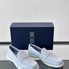 DIOR/迪奥男士休闲皮鞋,采用进口牛皮精心制作,鞋面饰以品牌饰扣装饰,别具一格。皮质质感极好,套穿式一 DIOR/迪奥男士休闲皮鞋,采用进口牛皮精心制作,鞋面饰以品牌饰扣装饰,别具一格。皮质质感极好,套穿式一