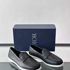 DIOR/迪奥男士休闲皮鞋,采用进口牛皮精心制作,鞋面饰以品牌饰扣装饰,别具一格。皮质质感极好,套穿式一 DIOR/迪奥男士休闲皮鞋,采用进口牛皮精心制作,鞋面饰以品牌饰扣装饰,别具一格。皮质质感极好,套穿式一