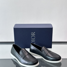 DIOR/迪奥男士休闲皮鞋,采用进口牛皮精心制作,鞋面饰以品牌饰扣装饰,别具一格。皮质质感极好,套穿式一 DIOR/迪奥男士休闲皮鞋,采用进口牛皮精心制作,鞋面饰以品牌饰扣装饰,别具一格。皮质质感极好,套穿式一