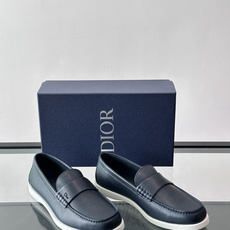 DIOR/迪奥男士休闲皮鞋,采用进口牛皮精心制作,鞋面饰以品牌饰扣装饰,别具一格。皮质质感极好,套穿式一 DIOR/迪奥男士休闲皮鞋,采用进口牛皮精心制作,鞋面饰以品牌饰扣装饰,别具一格。皮质质感极好,套穿式一