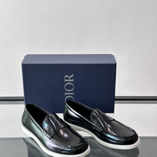 DIOR/迪奥男士休闲皮鞋,采用进口牛皮精心制作,鞋面饰以品牌饰扣装饰,别具一格。皮质质感极好,套穿式一 DIOR/迪奥男士休闲皮鞋,采用进口牛皮精心制作,鞋面饰以品牌饰扣装饰,别具一格。皮质质感极好,套穿式一