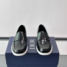 DIOR/迪奥男士休闲皮鞋,采用进口牛皮精心制作,鞋面饰以品牌饰扣装饰,别具一格。皮质质感极好,套穿式一 DIOR/迪奥男士休闲皮鞋,采用进口牛皮精心制作,鞋面饰以品牌饰扣装饰,别具一格。皮质质感极好,套穿式一