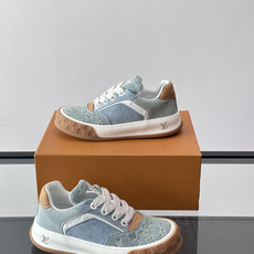 LV Tilted饼干鞋👟LV Tilted饼干鞋是路易威登SS26春夏系列新品,采用绒面牛皮革 LV Tilted饼干鞋👟LV Tilted饼干鞋是路易威登SS26春夏系列新品,采用绒面牛皮革