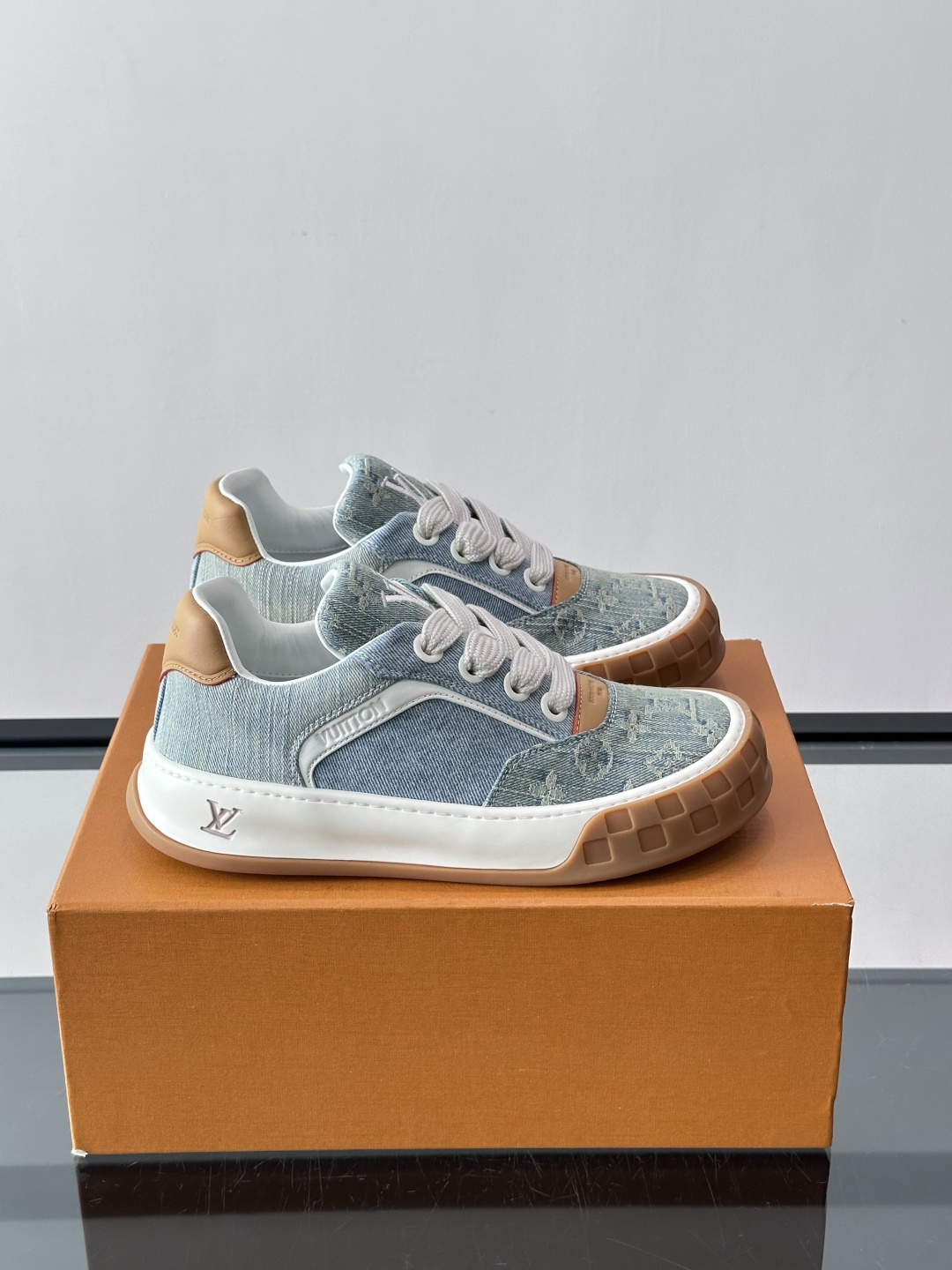 ​​LV Tilted饼干鞋​​👟LV Tilted饼干鞋是路易威登SS26春夏系列新品，采用绒面牛皮革