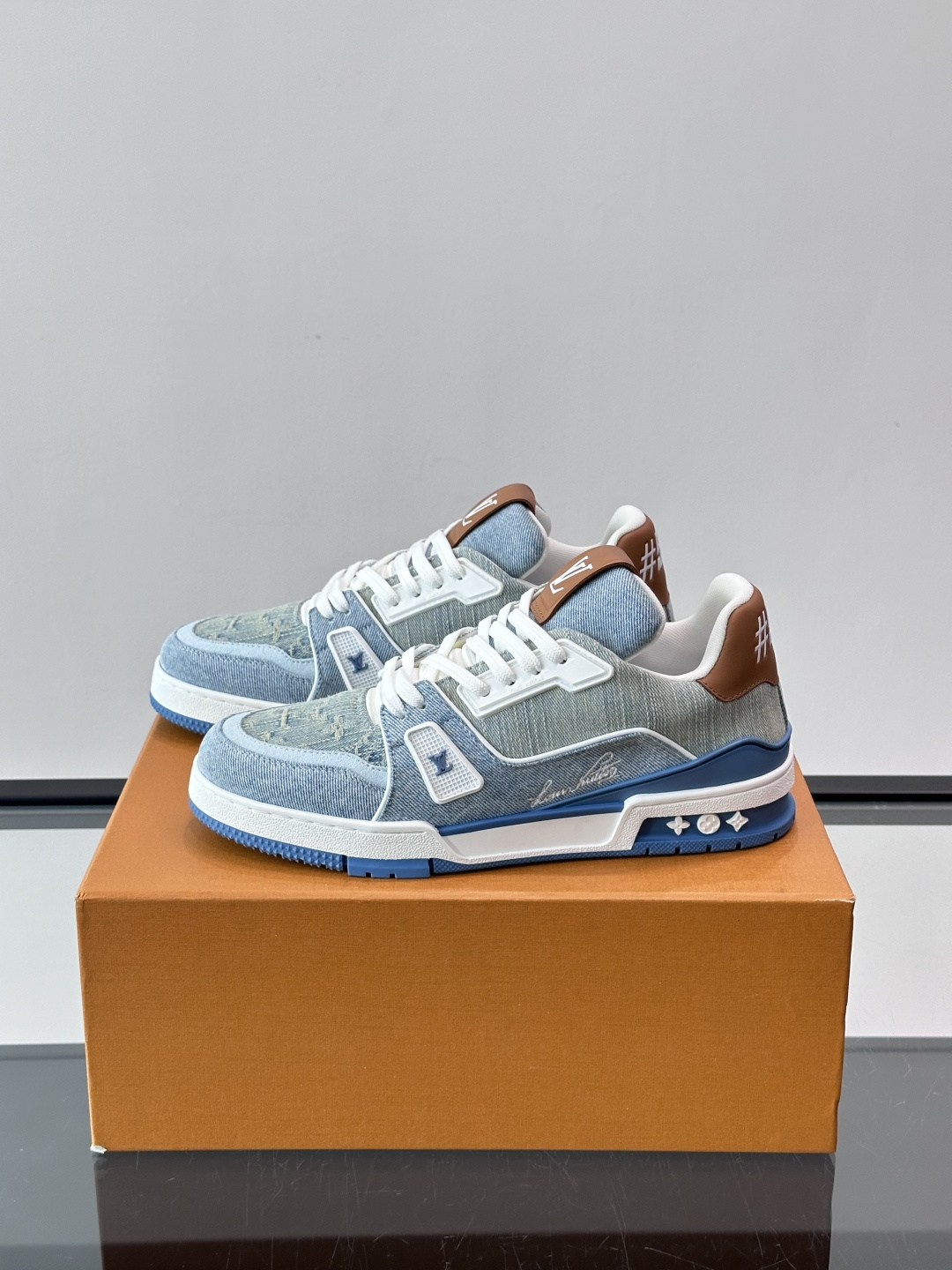 驴家 新配色 trainer运动鞋，本款 LV Trainer 运动鞋取材柔软粒面小牛皮，呈现纯净色调，