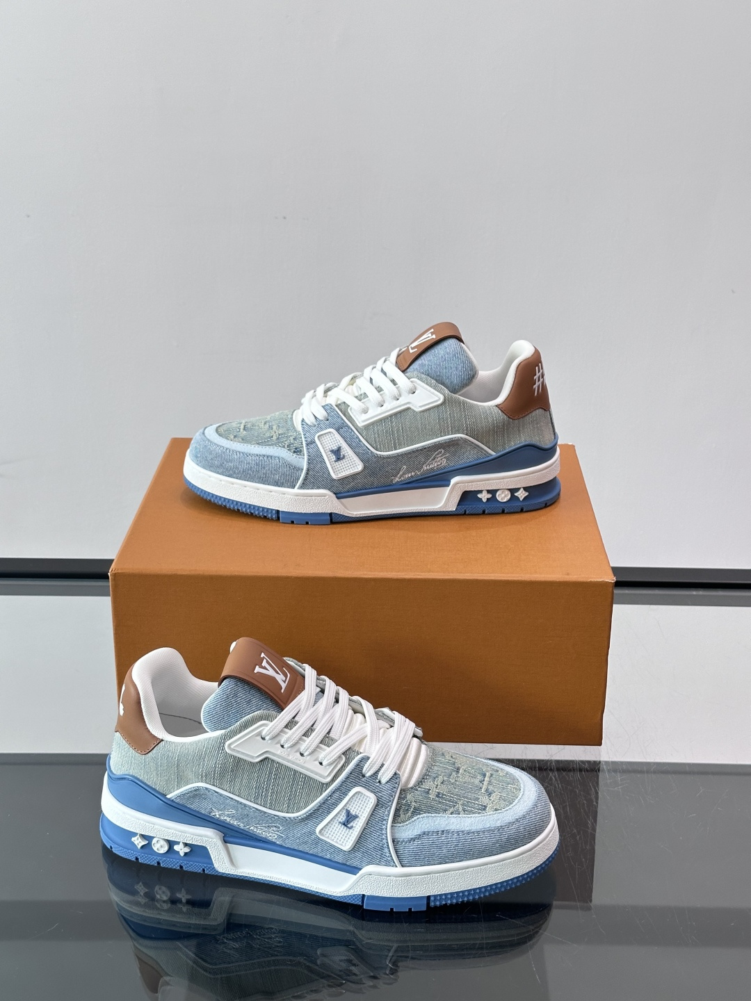 驴家 新配色 trainer运动鞋，本款 LV Trainer 运动鞋取材柔软粒面小牛皮，呈现纯净色调，