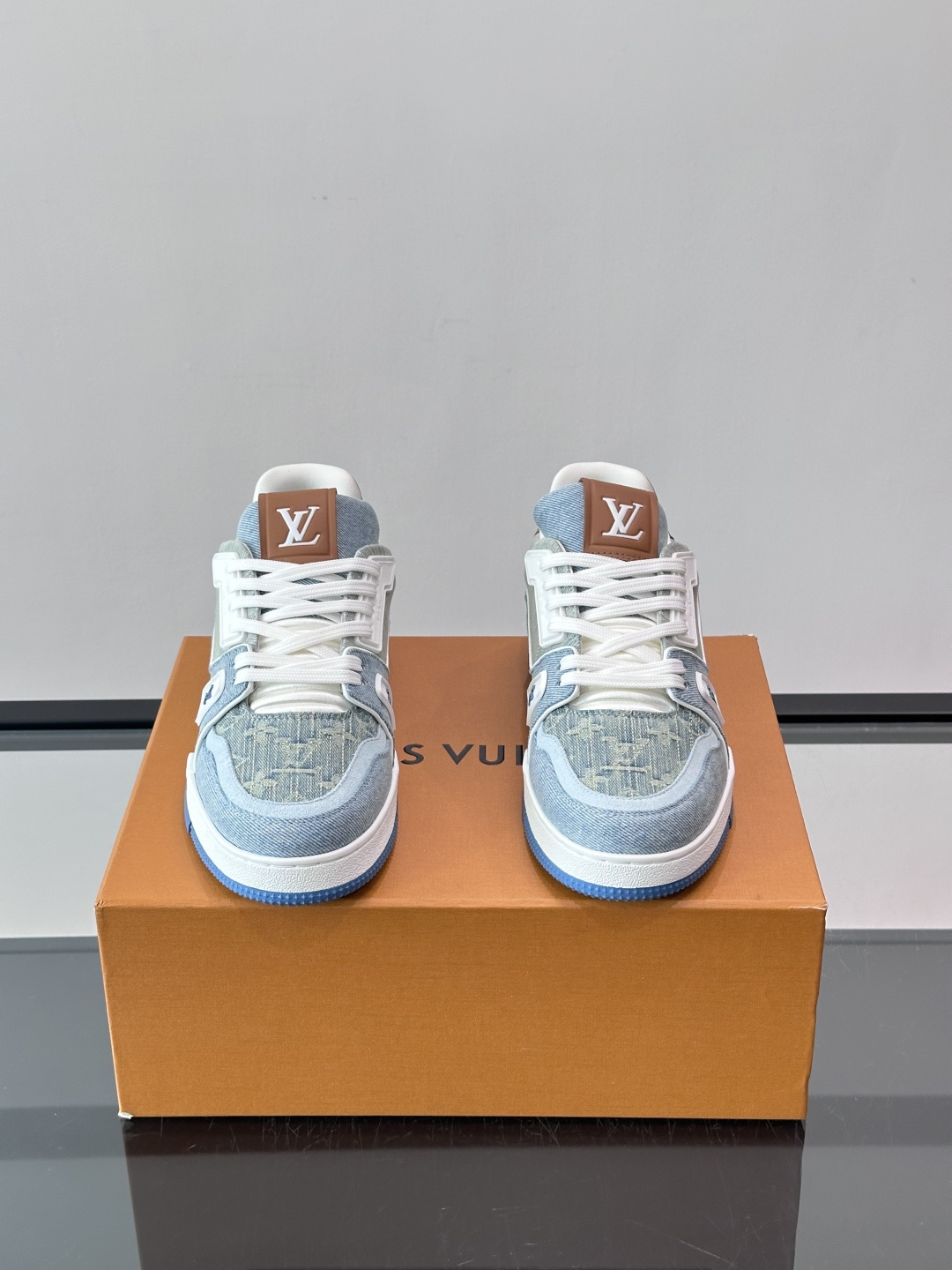 驴家 新配色 trainer运动鞋，本款 LV Trainer 运动鞋取材柔软粒面小牛皮，呈现纯净色调，