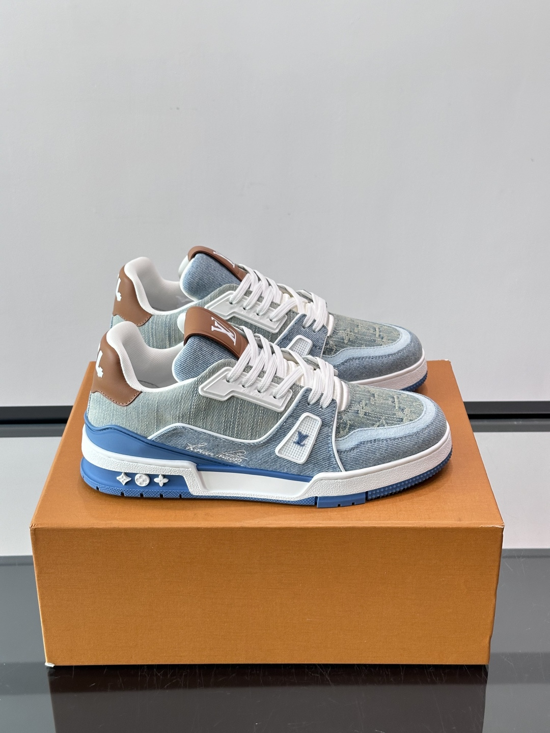 驴家 新配色 trainer运动鞋，本款 LV Trainer 运动鞋取材柔软粒面小牛皮，呈现纯净色调，