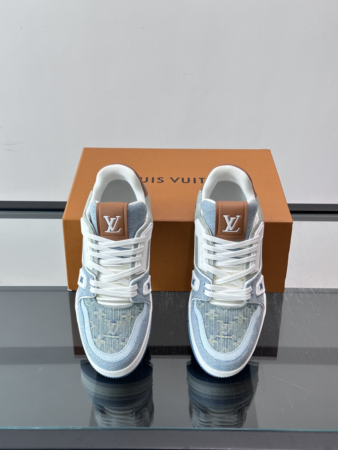 驴家 新配色 trainer运动鞋，本款 LV Trainer 运动鞋取材柔软粒面小牛皮，呈现纯净色调，