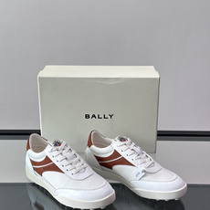 BALLY这款白色拼接休闲鞋,采用牛皮+飞织网面,透气又舒适,日常穿搭超合适!棕色拼接设计复古感满满,橡 BALLY这款白色拼接休闲鞋,采用牛皮+飞织网面,透气又舒适,日常穿搭超合适!棕色拼接设计复古感满满,橡