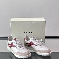 BALLY这款男士拼色运动鞋,采用优质皮革+麂皮拼接,质感细腻又耐用。鞋舌品牌徽章超有辨识度✨,厚实橡胶 BALLY这款男士拼色运动鞋,采用优质皮革+麂皮拼接,质感细腻又耐用。鞋舌品牌徽章超有辨识度✨,厚实橡胶