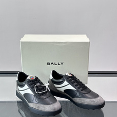 BALLY这款男士拼色运动鞋,采用优质皮革+麂皮拼接,质感细腻又耐用。鞋舌品牌徽章超有辨识度✨,厚实橡胶 BALLY这款男士拼色运动鞋,采用优质皮革+麂皮拼接,质感细腻又耐用。鞋舌品牌徽章超有辨识度✨,厚实橡胶