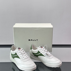 BALLY这款男士拼色运动鞋,采用优质皮革+麂皮拼接,质感细腻又耐用。鞋舌品牌徽章超有辨识度✨,厚实橡胶 BALLY这款男士拼色运动鞋,采用优质皮革+麂皮拼接,质感细腻又耐用。鞋舌品牌徽章超有辨识度✨,厚实橡胶