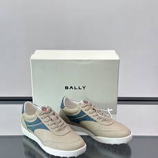 BALLY这款男士拼色运动鞋,采用优质皮革+麂皮拼接,质感细腻又耐用。鞋舌品牌徽章超有辨识度✨,厚实橡胶 BALLY这款男士拼色运动鞋,采用优质皮革+麂皮拼接,质感细腻又耐用。鞋舌品牌徽章超有辨识度✨,厚实橡胶