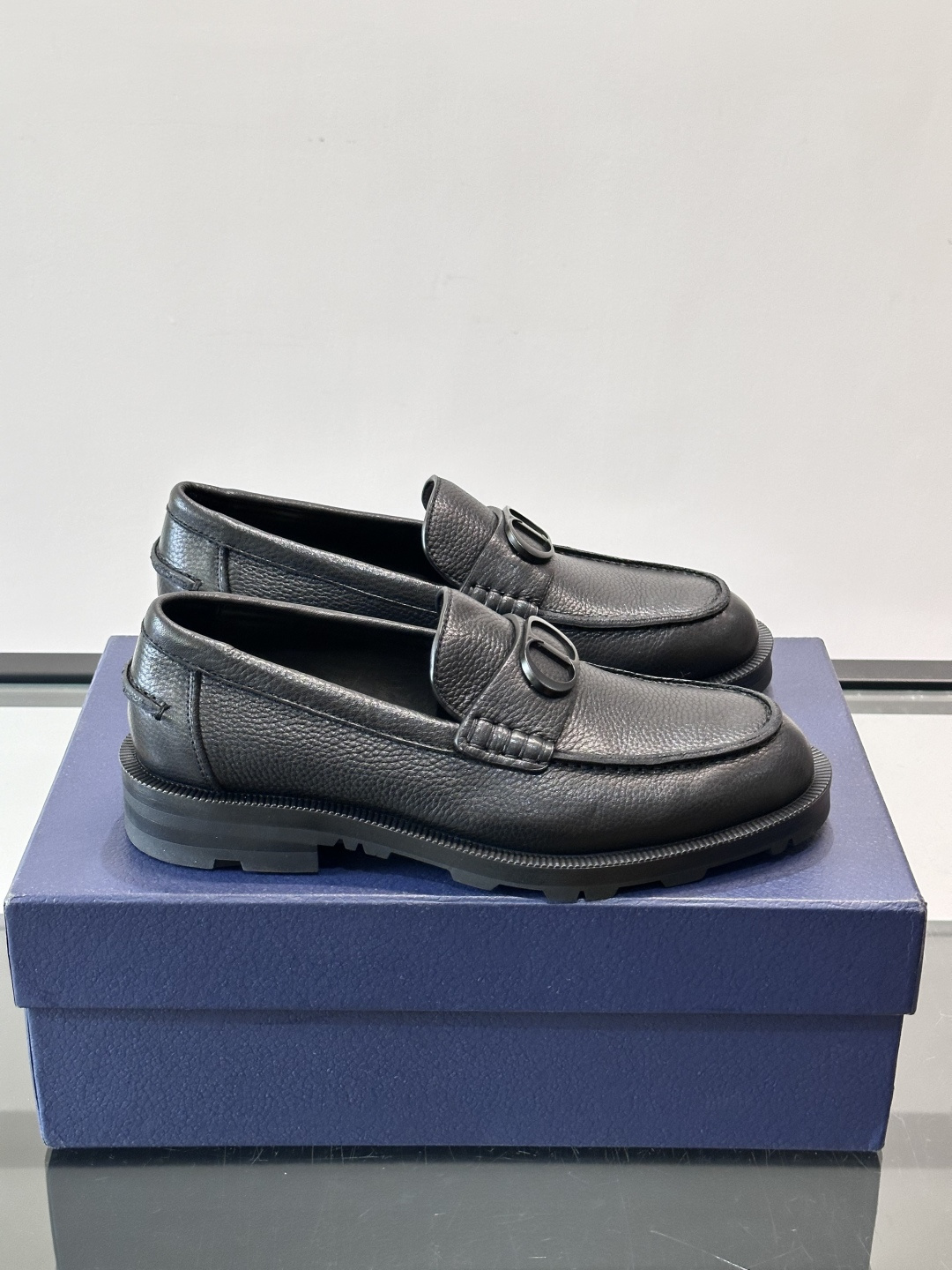 👞Dior男士商务休闲皮鞋，选用进口小牛皮，质感细腻耐用，内里水染牛皮，穿着舒适透气✨。经典乐福鞋设计，
