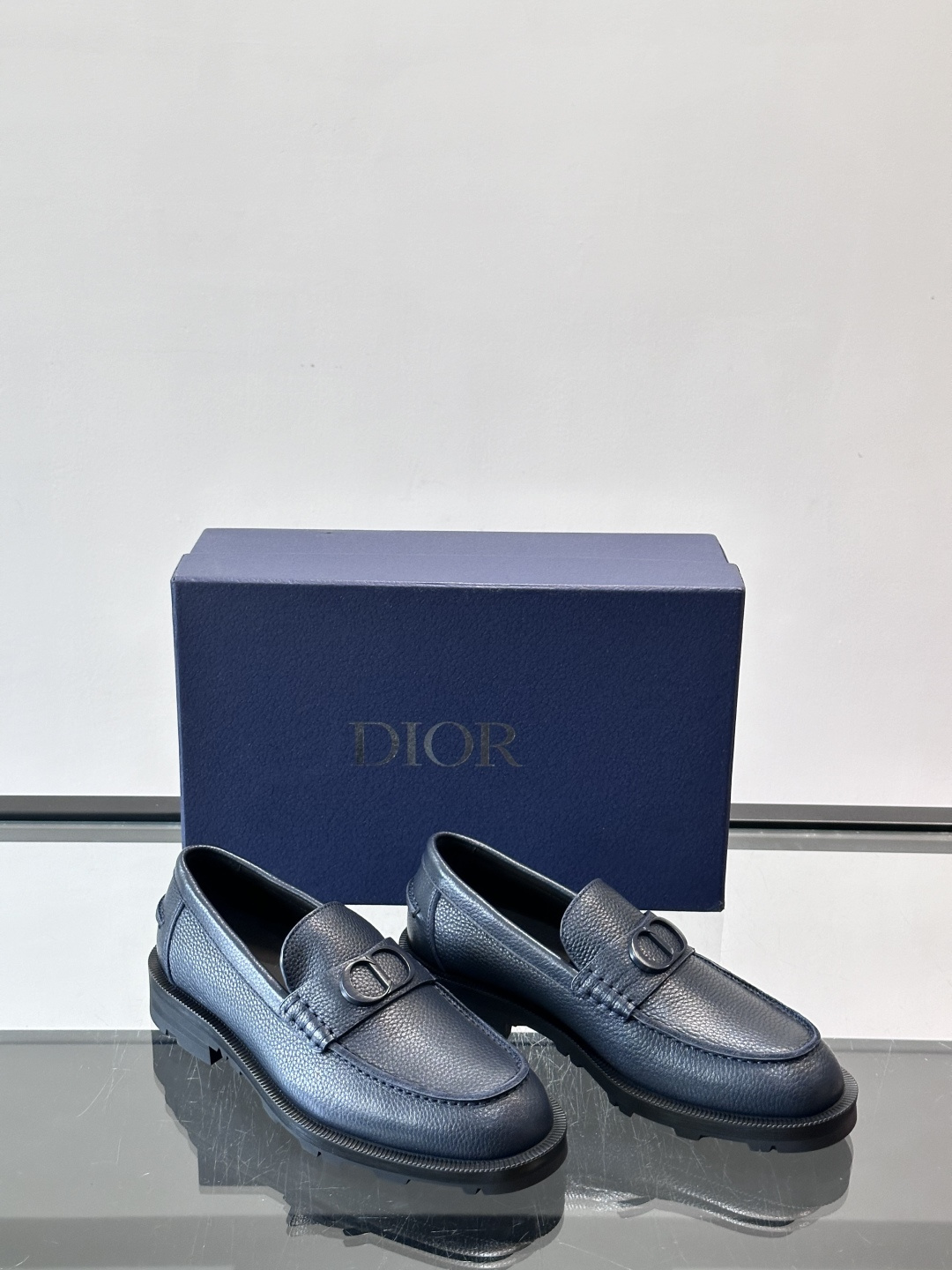 👞Dior男士商务休闲皮鞋，选用进口小牛皮，质感细腻耐用，内里水染牛皮，穿着舒适透气✨。经典乐福鞋设计，