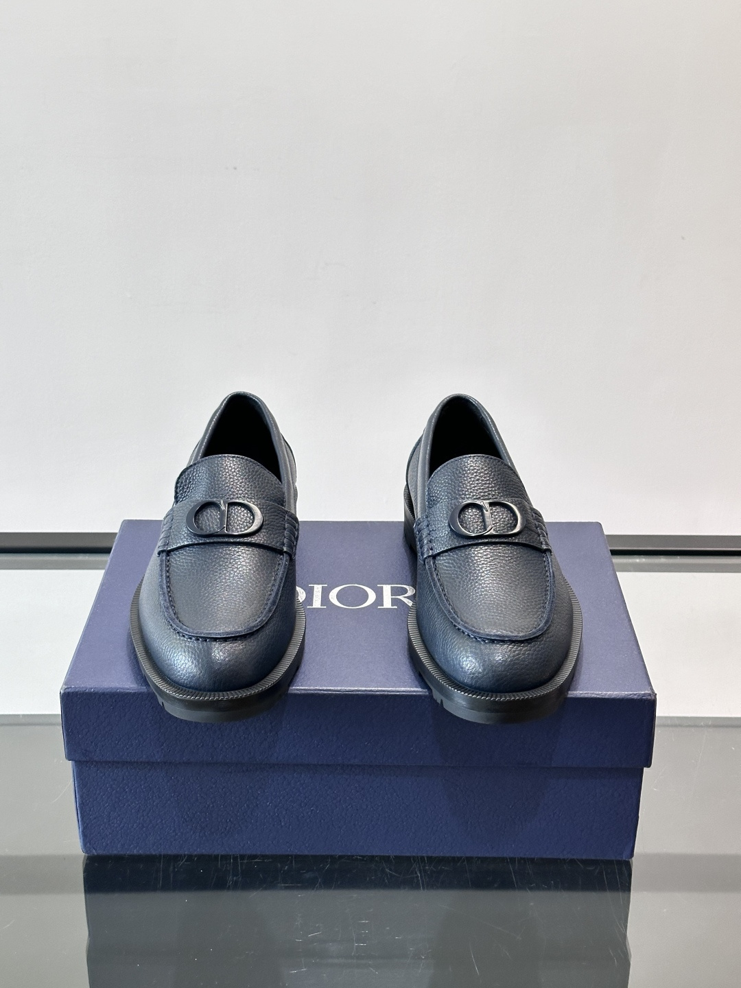 👞Dior男士商务休闲皮鞋，选用进口小牛皮，质感细腻耐用，内里水染牛皮，穿着舒适透气✨。经典乐福鞋设计，