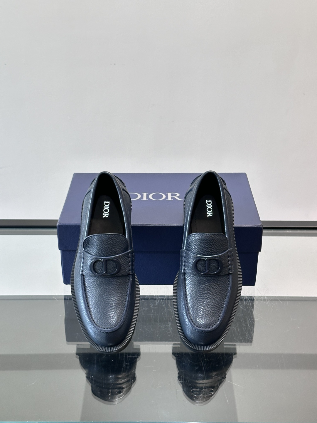 👞Dior男士商务休闲皮鞋，选用进口小牛皮，质感细腻耐用，内里水染牛皮，穿着舒适透气✨。经典乐福鞋设计，