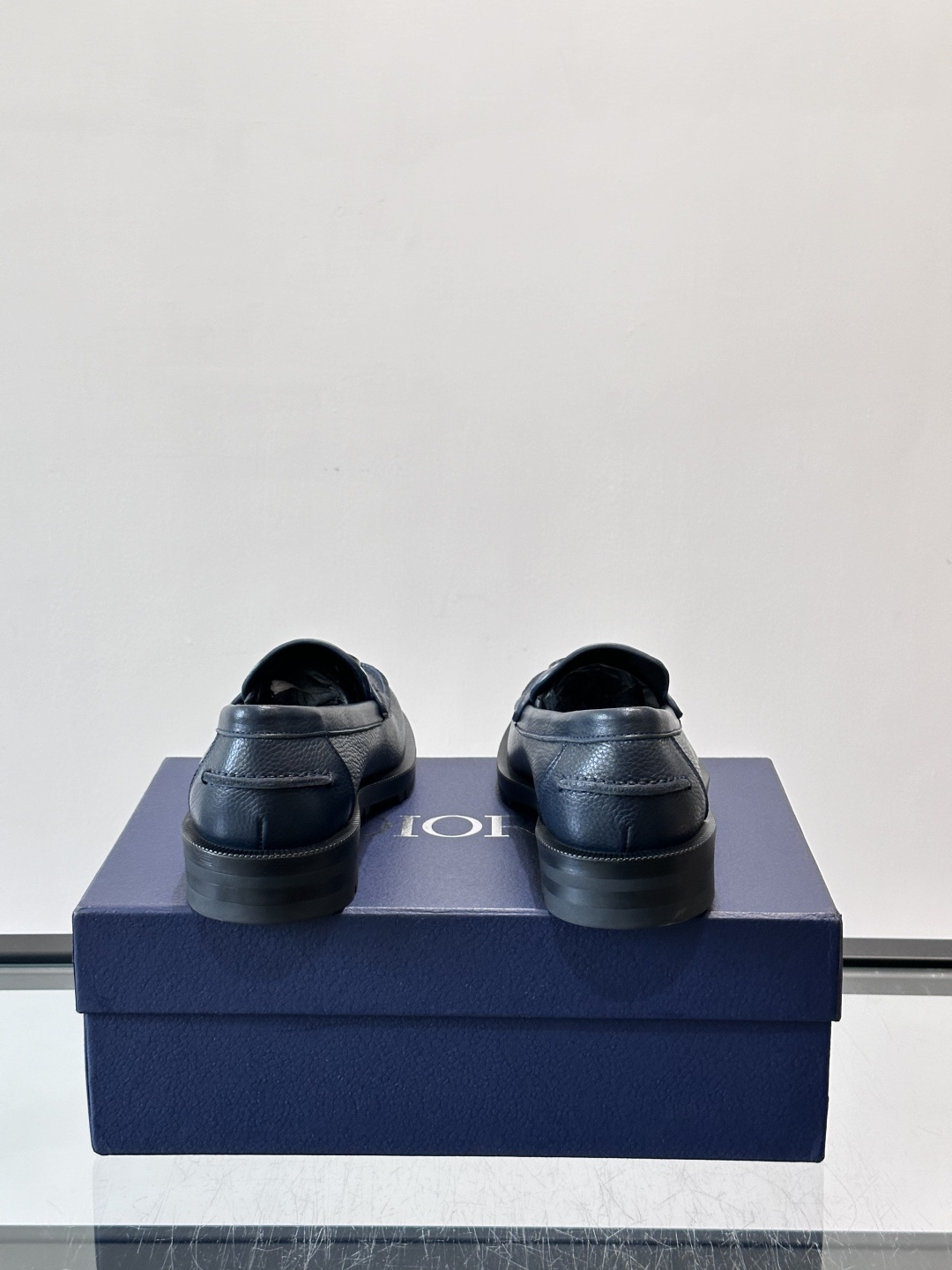👞Dior男士商务休闲皮鞋，选用进口小牛皮，质感细腻耐用，内里水染牛皮，穿着舒适透气✨。经典乐福鞋设计，