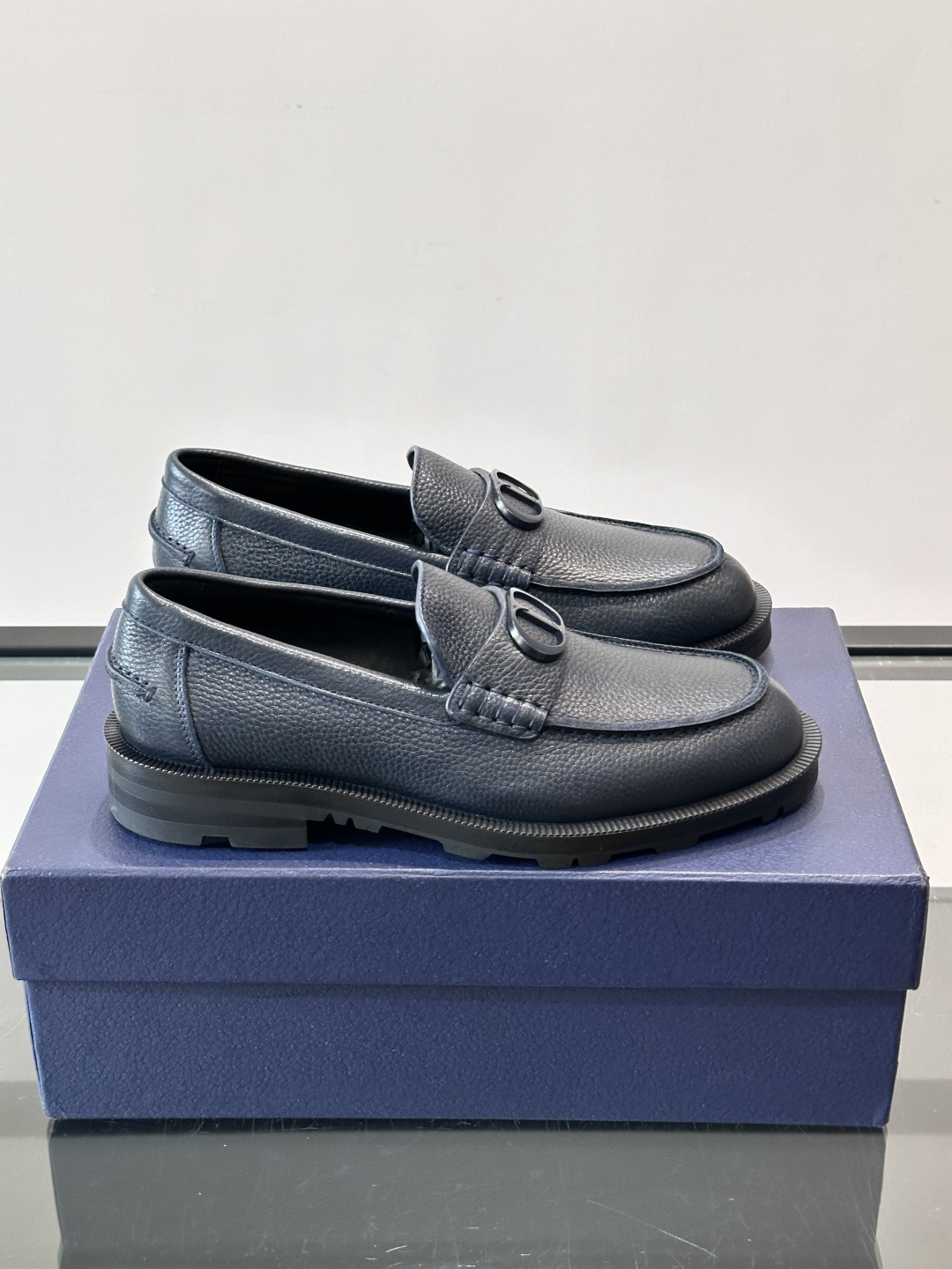 👞Dior男士商务休闲皮鞋，选用进口小牛皮，质感细腻耐用，内里水染牛皮，穿着舒适透气✨。经典乐福鞋设计，
