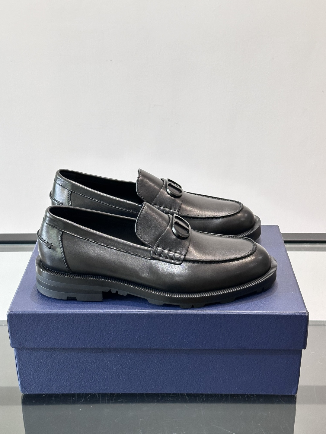 👞Dior男士商务休闲皮鞋，选用进口小牛皮，质感细腻耐用，内里水染牛皮，穿着舒适透气✨。经典乐福鞋设计，