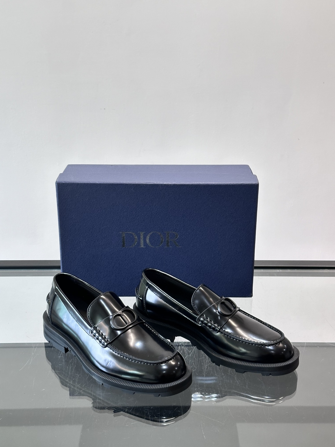 👞Dior男士商务休闲皮鞋，选用进口小牛皮，质感细腻耐用，内里水染牛皮，穿着舒适透气✨。经典乐福鞋设计，