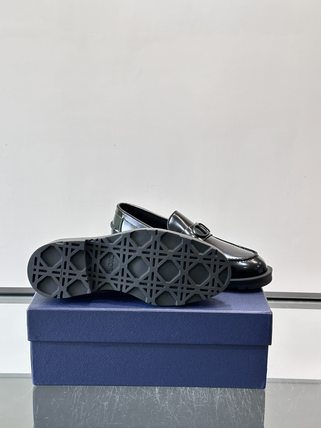 👞Dior男士商务休闲皮鞋，选用进口小牛皮，质感细腻耐用，内里水染牛皮，穿着舒适透气✨。经典乐福鞋设计，