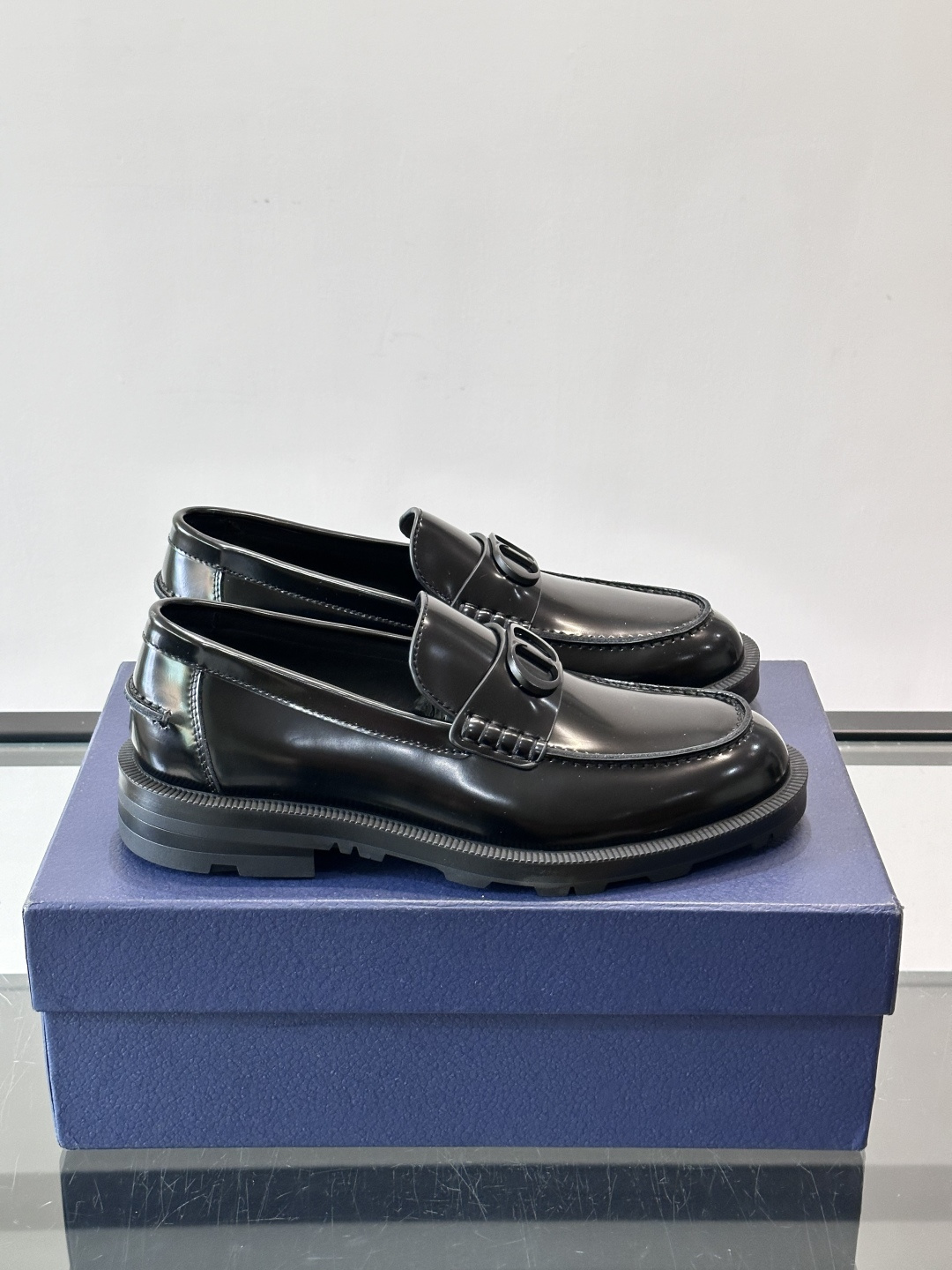 NO:888116,Dior men's business casual leather shoes are made of imported calfskin, with a delicate and durable texture, water-dyed cowhide inside, comfortable and breathable to wear. Classic loafer design, metal CD logo is very recognizable, TR glossy soles are wear-resistant and non-slip, and can be easily used in commuting or formal occasions. Gentleman style and modernity, it is an ideal choice for quality men.,size39-44 (customized at 38.45.46),,dior,loafers,cowhide19860909Dior男士商务休闲皮鞋,选用进口小牛皮,质感细腻耐用,内里水染牛皮,穿着舒适透气.经典乐福鞋设计,金属CD标志超有辨识度,TR光泽鞋底耐磨又防滑,通勤或正式场合都能轻松驾驭.绅士风范与现代感兼具,是品质男士的理想之选. ,size39-44（38.45.46定制）,,dior,loafers,cowhide,Men's shoes