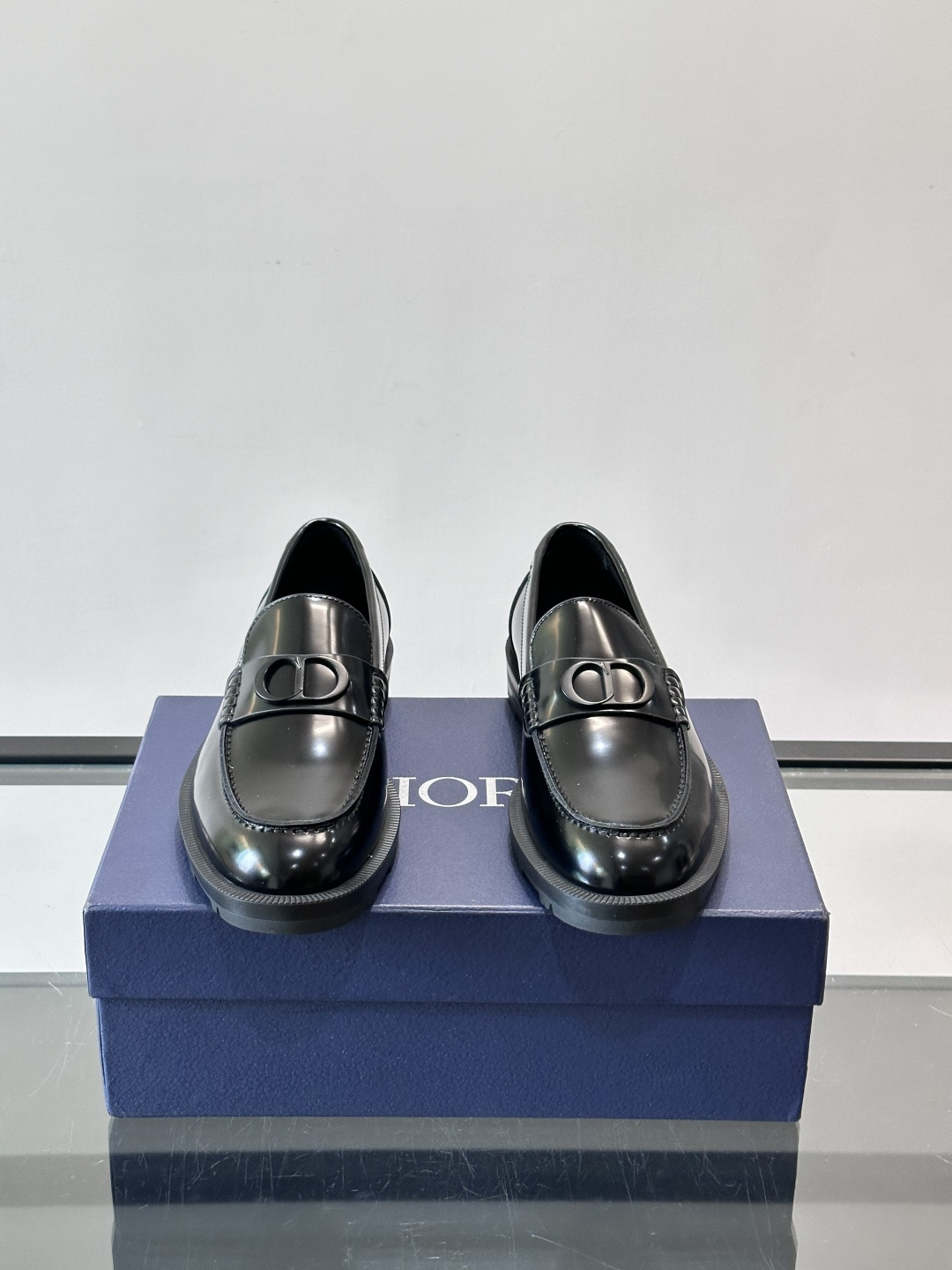 👞Dior男士商务休闲皮鞋，选用进口小牛皮，质感细腻耐用，内里水染牛皮，穿着舒适透气✨。经典乐福鞋设计，