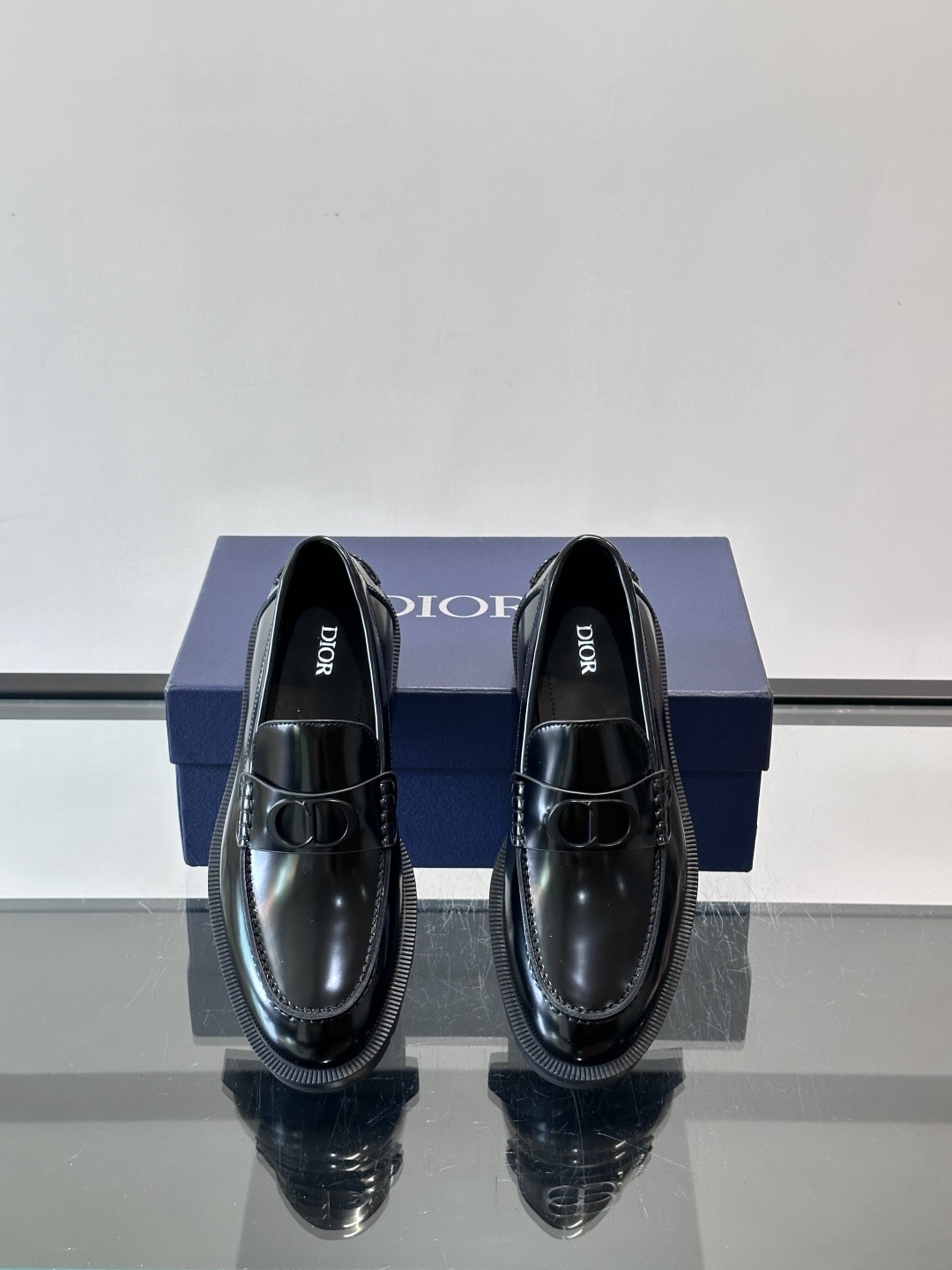 👞Dior男士商务休闲皮鞋，选用进口小牛皮，质感细腻耐用，内里水染牛皮，穿着舒适透气✨。经典乐福鞋设计，