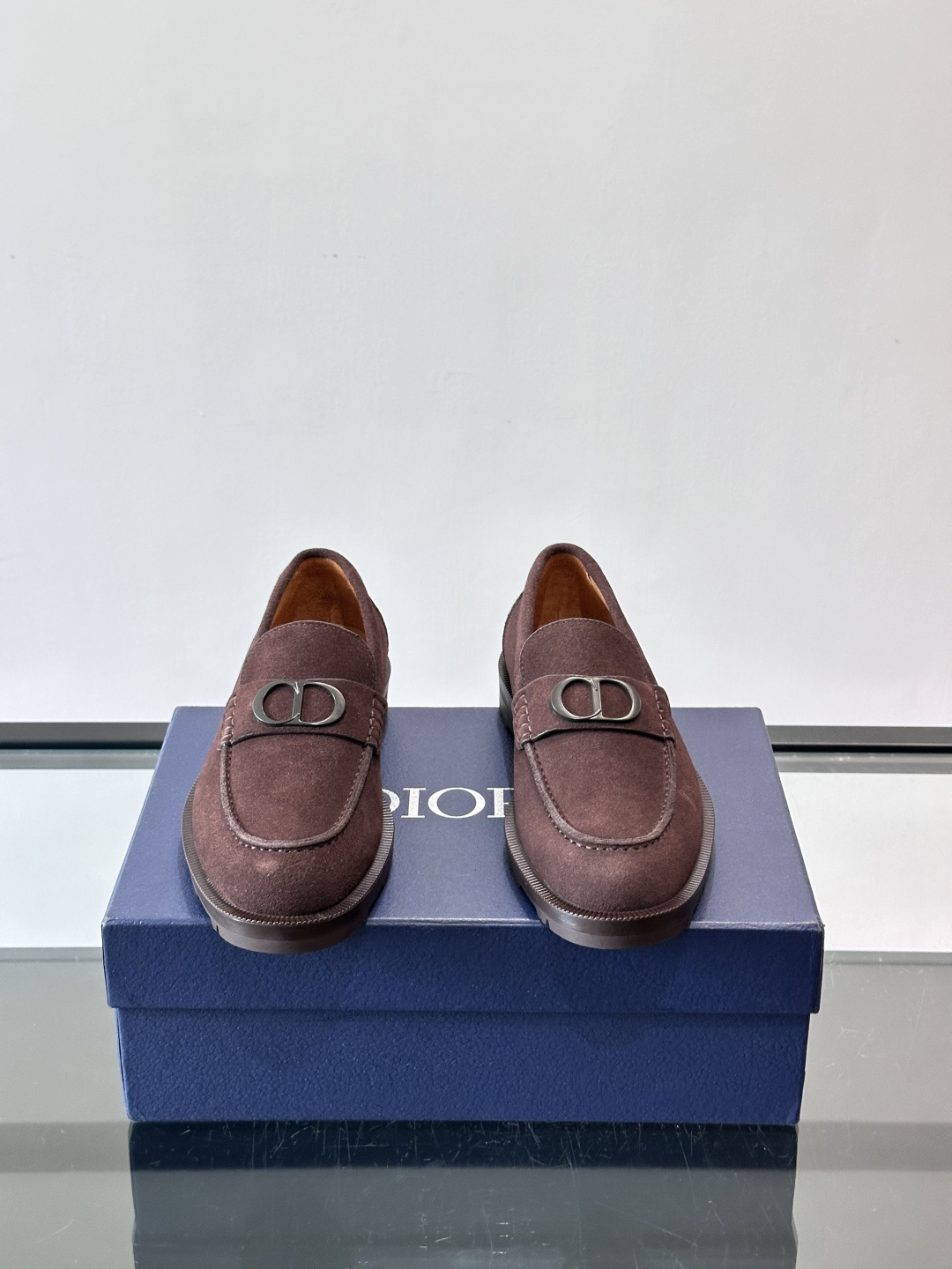 👞Dior男士商务休闲皮鞋，选用进口麂皮，质感细腻耐用，内里水染牛皮，穿着舒适透气✨。经典乐福鞋设计，金