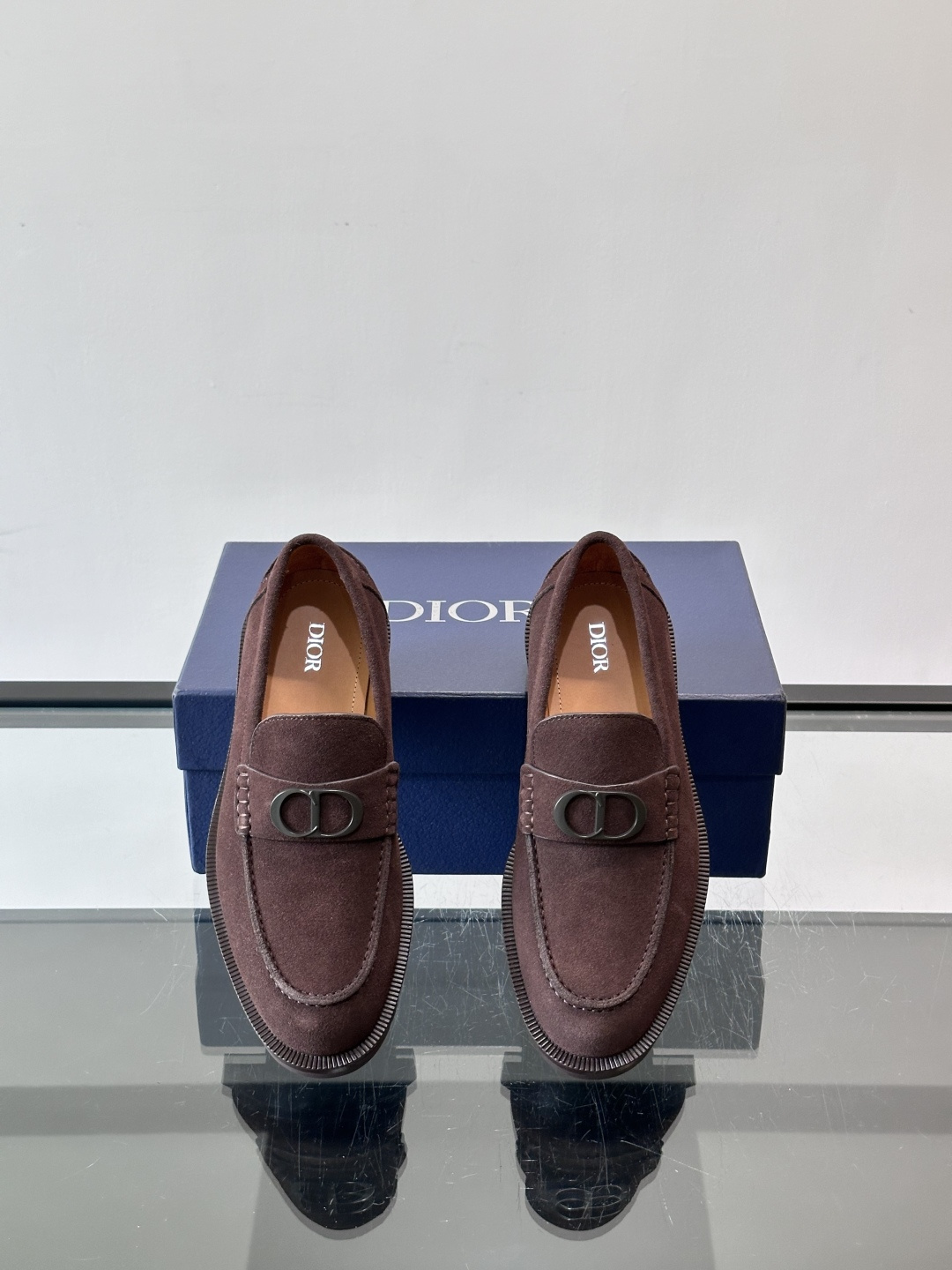 👞Dior男士商务休闲皮鞋，选用进口麂皮，质感细腻耐用，内里水染牛皮，穿着舒适透气✨。经典乐福鞋设计，金