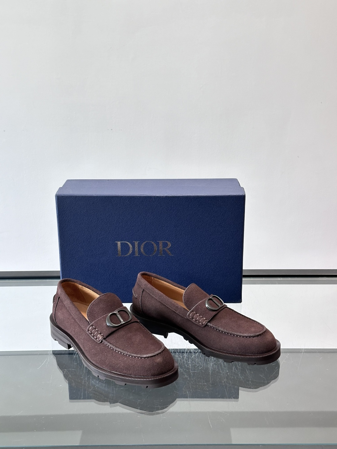 👞Dior男士商务休闲皮鞋，选用进口麂皮，质感细腻耐用，内里水染牛皮，穿着舒适透气✨。经典乐福鞋设计，金