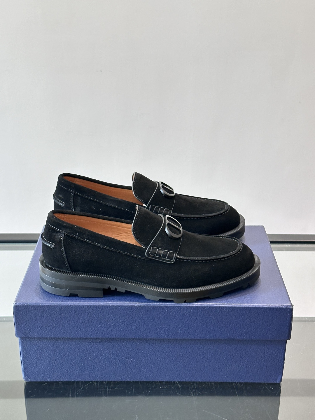 NO:888126,Dior men's business casual leather shoes are made of imported suede, which has a delicate and durable texture. The interior is water-dyed cowhide, which is comfortable and breathable to wear. The classic loafer design, the metal CD logo is highly recognizable, and the TR gloss sole is wear-resistant and non-slip. It can be easily used for commuting or formal occasions. It has both gentlemanly style and modernity, making it an ideal choice for quality men.  ,size39-44（38.45.46定制）,,dior,loafers,cowhide,chamois leather19860909Dior男士商务休闲皮鞋,选用进口麂皮,质感细腻耐用,内里水染牛皮,穿着舒适透气.经典乐福鞋设计,金属CD标志超有辨识度,TR光泽鞋底耐磨又防滑,通勤或正式场合都能轻松驾驭.绅士风范与现代感兼具,是品质男士的理想之选. ,size39-44（38.45.46定制）,,dior,loafers,cowhide,chamois leather,Men's shoes