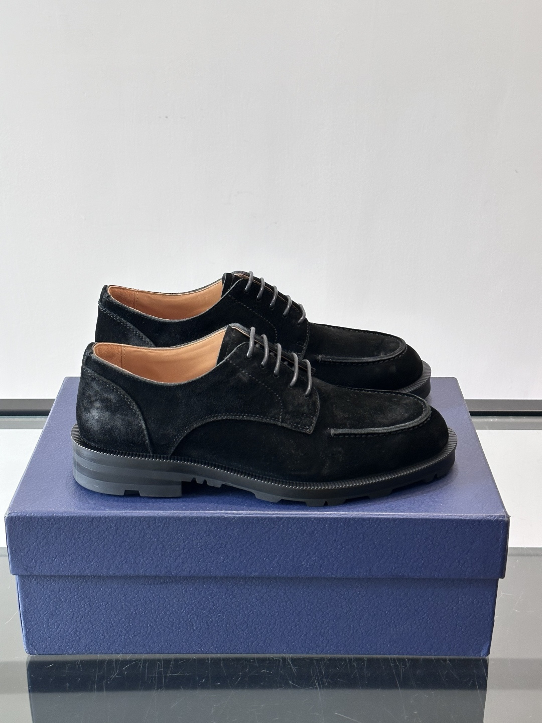 NO:888136,Dior's suede leather derby shoes are full of British retro style. The uppers are soft and delicate, and the thick soles are designed to increase height and comfort. The lace-up style can be easily worn in business formal or casual wear. The leather lining is breathable and not stuffy, and it is friendly to wear for a long time. It goes well with suits or casual pants, and can be easily held in commuting and formal occasions. It is a practical and fashionable all-match item!  ,size39-44 (customized at 38.45.46),,dior,business suit19860909Dior这款反绒皮德比鞋,英伦复古风满满,鞋面柔软细腻,厚底设计增高又舒适.系带款式,商务正装或休闲都能轻松驾驭,内衬皮革透气不闷脚,长时间穿也很友好.搭配西装或休闲裤都很出彩,通勤、正式场合都能轻松hold住,是实用又时髦的百搭单品！ ,size39-44（38.45.46定制）,,dior,business suit,Men's shoes