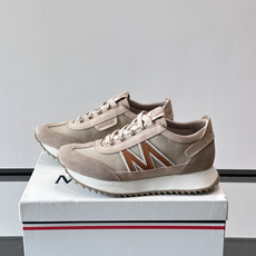 👟Moncler男士复古运动鞋,采用织物+麂皮拼接,质感细腻又耐穿。厚底设计有增高效果,还能减缓走路疲劳 👟Moncler男士复古运动鞋,采用织物+麂皮拼接,质感细腻又耐穿。厚底设计有增高效果,还能减缓走路疲劳
