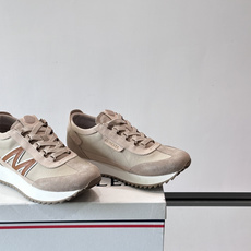 👟Moncler男士复古运动鞋,采用织物+麂皮拼接,质感细腻又耐穿。厚底设计有增高效果,还能减缓走路疲劳 👟Moncler男士复古运动鞋,采用织物+麂皮拼接,质感细腻又耐穿。厚底设计有增高效果,还能减缓走路疲劳